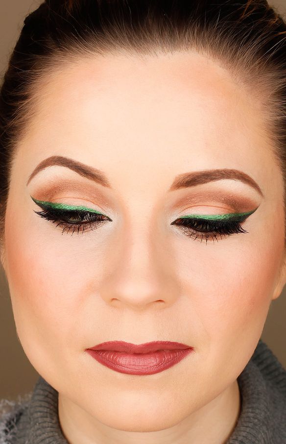 green cat eye makeup, Vice palette, Mac Faux lipstic, Mac Half Red lip liner,