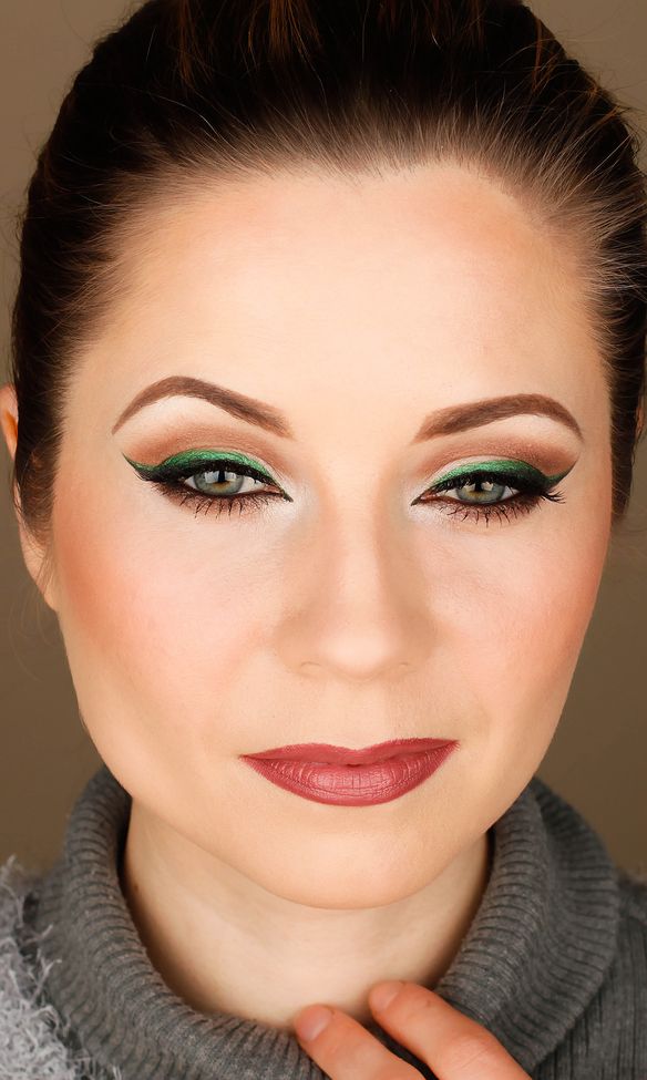 green cat eye makeup, Vice palette, Mac Faux lipstic, Mac Half Red lip liner,